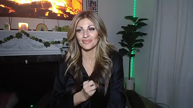 kaitlyncollins26 online show from February 26, 3:17 am