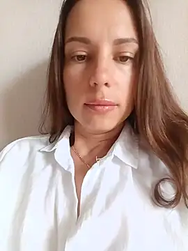 Snapshot of She-Moon chatting on July 4, 5:47 am She-Moon online show from July 4, 5:47 am