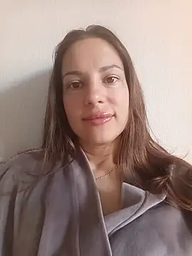 Snapshot of She-Moon chatting on June 16, 5:40 am She-Moon online show from June 16, 5:40 am