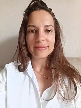 Snapshot of She-Moon chatting on July 7, 5:43 am She-Moon online show from July 7, 5:43 am