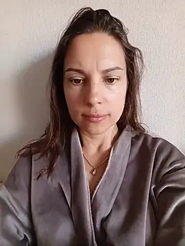 Snapshot of She-Moon chatting on July 18, 5:49 am She-Moon online show from July 18, 5:49 am