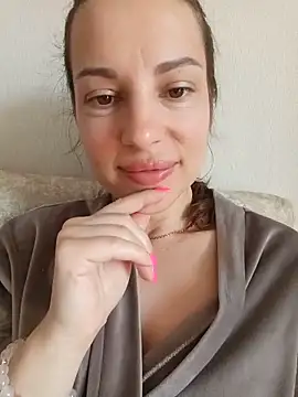 Snapshot of She-Moon chatting on June 17, 6:57 am She-Moon online show from June 17, 6:57 am