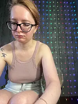 coy girl  online show from March 13, 12:43 pm