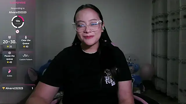 Snapshot of LOLA_R_ chatting on May 10, 2:04 am LOLA R online show from May 10, 2:04 am