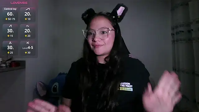 Snapshot of LOLA_R_ chatting on May 9, 2:15 am LOLA R online show from May 9, 2:15 am