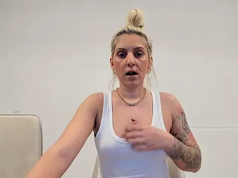 EvelynEvyyy online show from February 5, 6:09 am