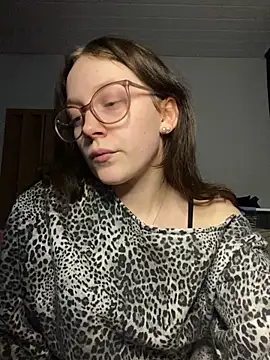 YoungLisaa18 online show from February 9, 7:45 pm