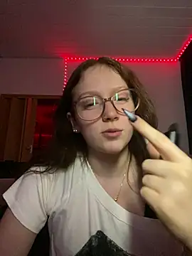 YoungLisaa18 online show from February 25, 9:14 pm