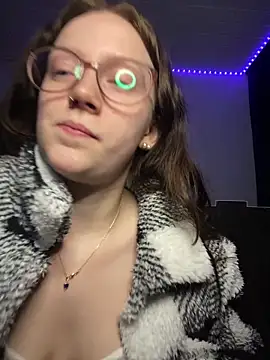 YoungLisaa18 online show from February 19, 7:44 pm