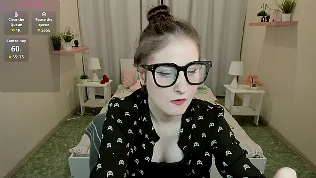 Snapshot of KiraDuvall chatting on February 7, 7:44 pm KiraDuvall online show from February 7, 7:44 pm