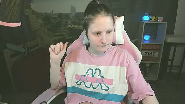 Snapshot of KiraDuvall chatting on February 14, 5:02 pm KiraDuvall online show from February 14, 5:02 pm