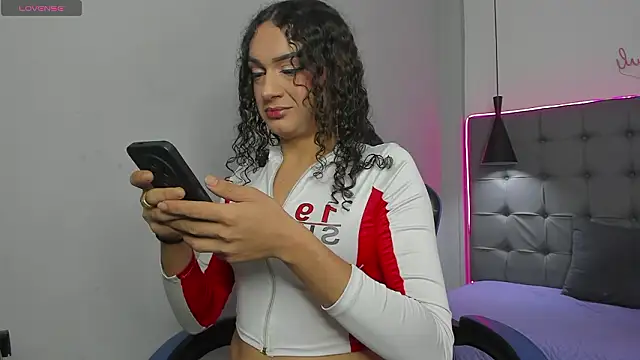 Snapshot of scarletcherry18 chatting on February 24, 3:29 am scarletcherry18 online show from February 24, 3:29 am