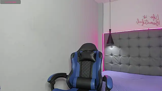 Snapshot of scarletcherry18 chatting on February 21, 4:03 am scarletcherry18 online show from February 21, 4:03 am