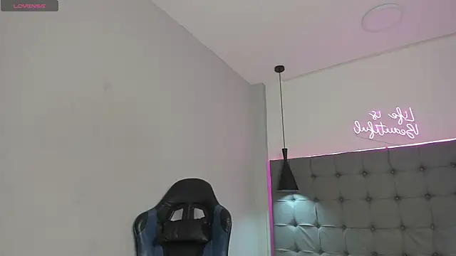 scarletcherry18 online show from April 10, 5:03 am