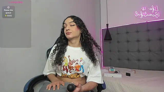 scarletcherry18 online show from April 14, 3:55 am