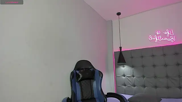 scarletcherry18 online show from March 24, 3:17 am