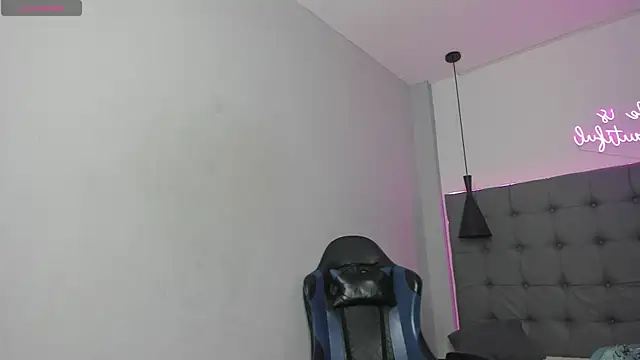 scarletcherry18 online show from May 10, 3:54 am