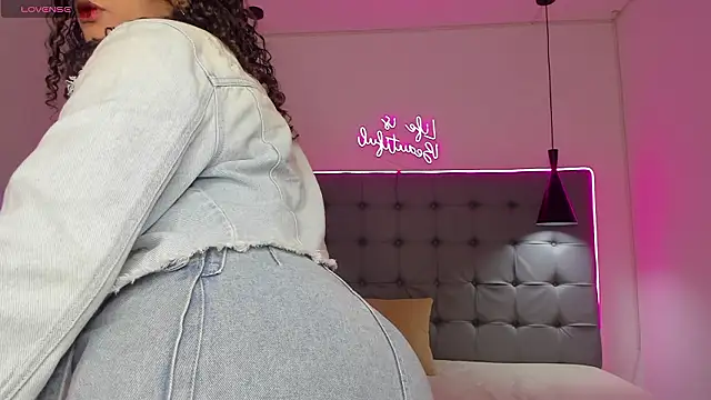 Snapshot of scarletcherry18 chatting on February 5, 3:35 am scarletcherry18 online show from February 5, 3:35 am