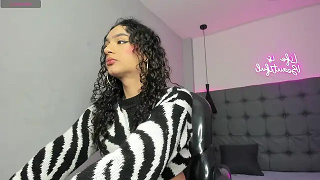 scarletcherry18 online show from July 3, 3:46 am