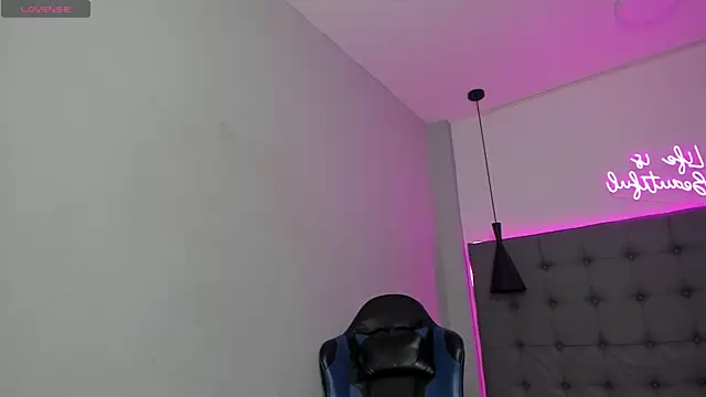 scarletcherry18 online show from May 15, 3:37 am
