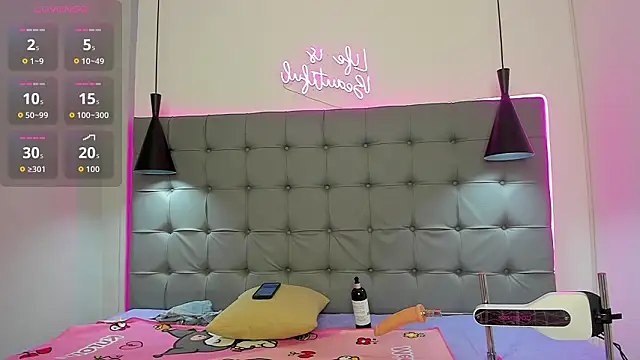 scarletcherry18 online show from March 18, 3:53 am