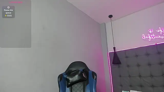 scarletcherry18 online show from April 17, 3:42 am