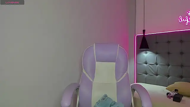 Snapshot of scarletcherry18 chatting on February 6, 3:24 am scarletcherry18 online show from February 6, 3:24 am