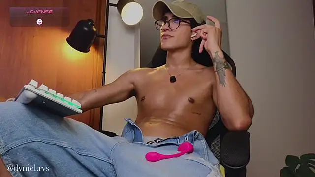 Snapshot of emilio_rivs chatting on June 22, 2:17 am emilio rivs online show from June 22, 2:17 am