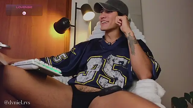 Snapshot of emilio_rivs chatting on June 18, 2:10 am emilio rivs online show from June 18, 2:10 am