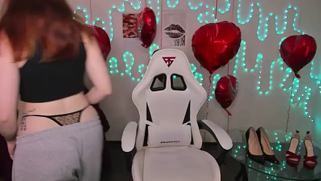 Snapshot of Katrys chatting on February 25, 1:06 am Katrys online show from February 25, 1:06 am