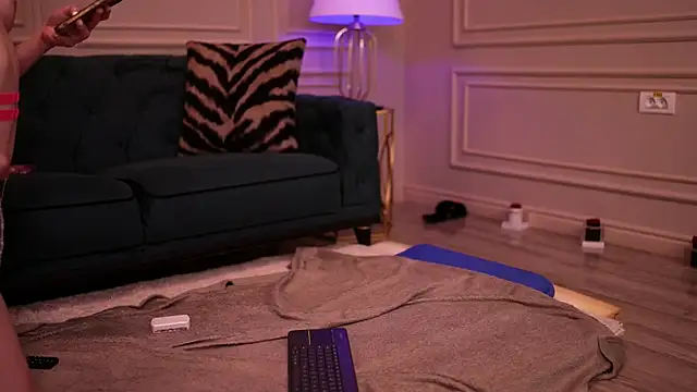 ScarletSnows online show from April 12, 5:49 pm