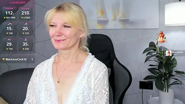Snapshot of Julie_Lucas chatting on July 2, 12:11 am Julie Lucas online show from July 2, 12:11 am