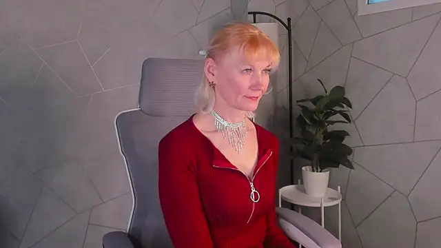 Julie Lucas online show from March 27, 1:03 am