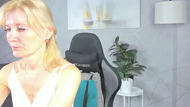 Snapshot of Julie_Lucas chatting on July 13, 12:10 am Julie Lucas online show from July 13, 12:10 am