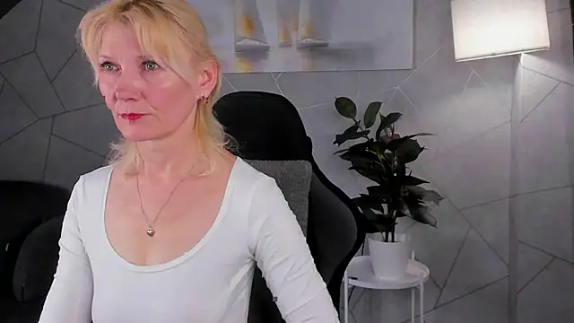 Julie Lucas online show from May 21, 12:19 am