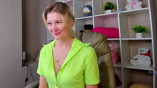 Julie Lucas online show from March 5, 1:02 am