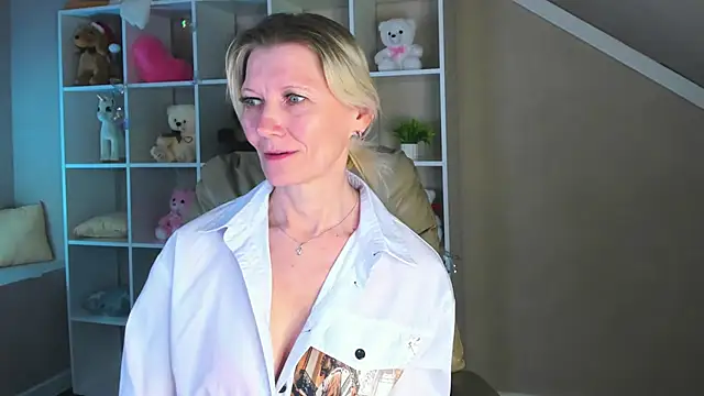 Julie Lucas online show from March 12, 1:11 am