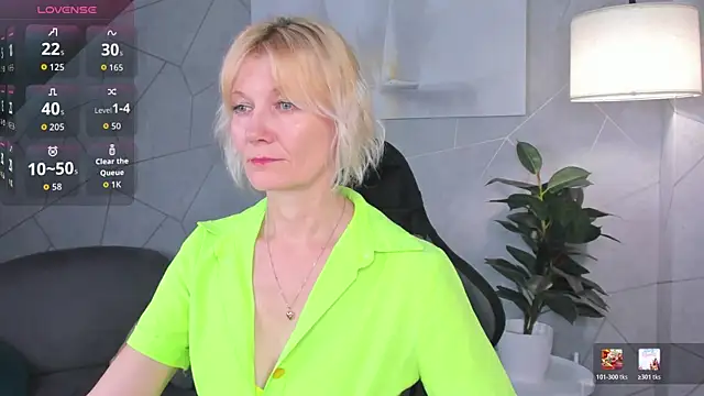 Snapshot of Julie_Lucas chatting on June 7, 11:43 pm Julie Lucas online show from June 7, 11:43 pm
