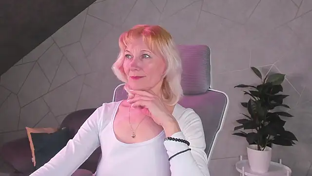 Julie Lucas online show from March 28, 8:59 am