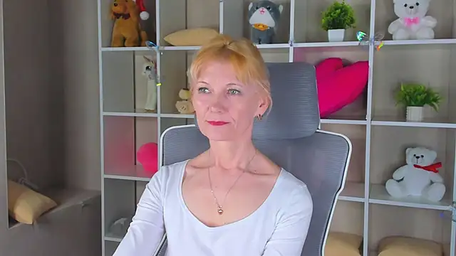 Julie Lucas online show from April 3, 12:50 am