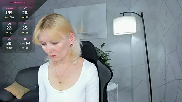 Snapshot of Julie_Lucas chatting on June 17, 11:47 pm Julie Lucas online show from June 17, 11:47 pm