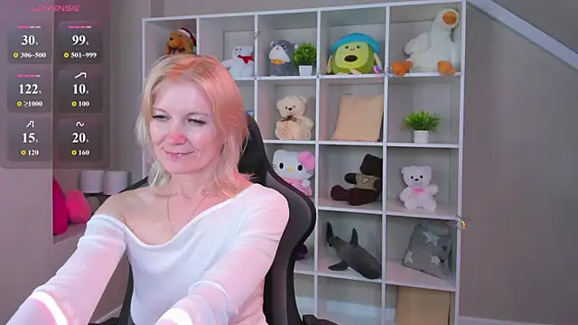 Snapshot of Julie_Lucas chatting on July 14, 8:41 am Julie Lucas online show from July 14, 8:41 am