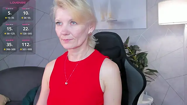 Snapshot of Julie_Lucas chatting on June 22, 11:57 pm Julie Lucas online show from June 22, 11:57 pm
