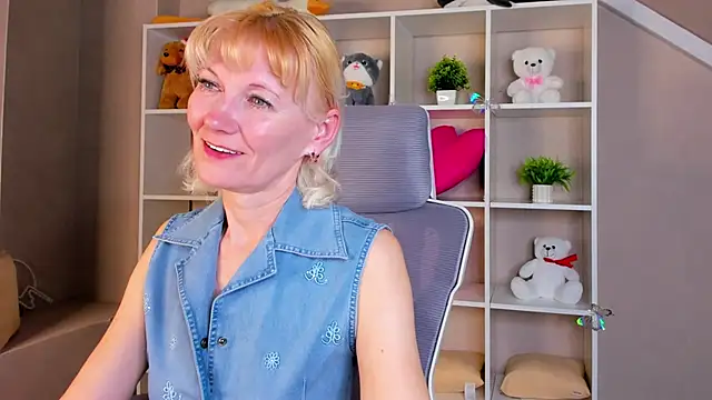 Julie Lucas online show from April 7, 12:34 am