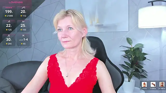 Snapshot of Julie_Lucas chatting on June 10, 12:01 am Julie Lucas online show from June 10, 12:01 am