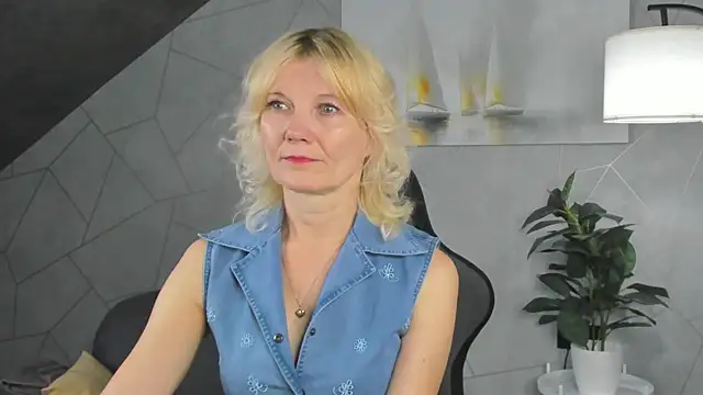 Snapshot of Julie_Lucas chatting on June 25, 12:08 am Julie Lucas online show from June 25, 12:08 am