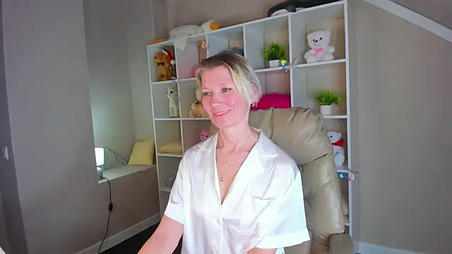 Julie Lucas online show from March 3, 2:40 am