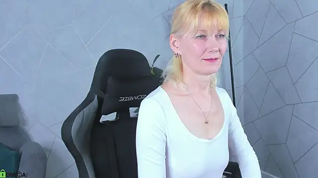 Julie Lucas online show from April 23, 12:39 am