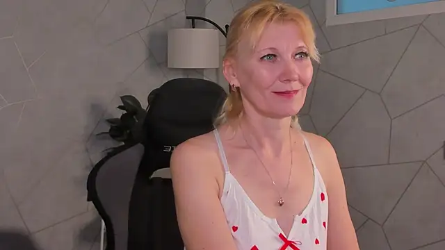 Julie Lucas online show from April 17, 12:35 am