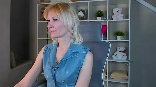 Julie Lucas online show from April 10, 12:39 am